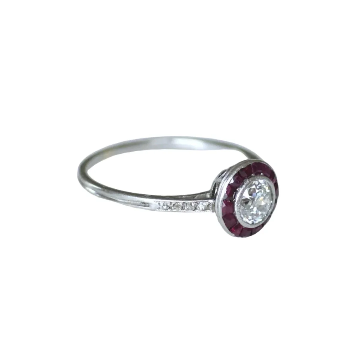Bague Entourage en or blanc, rubis et diamants - Image 5