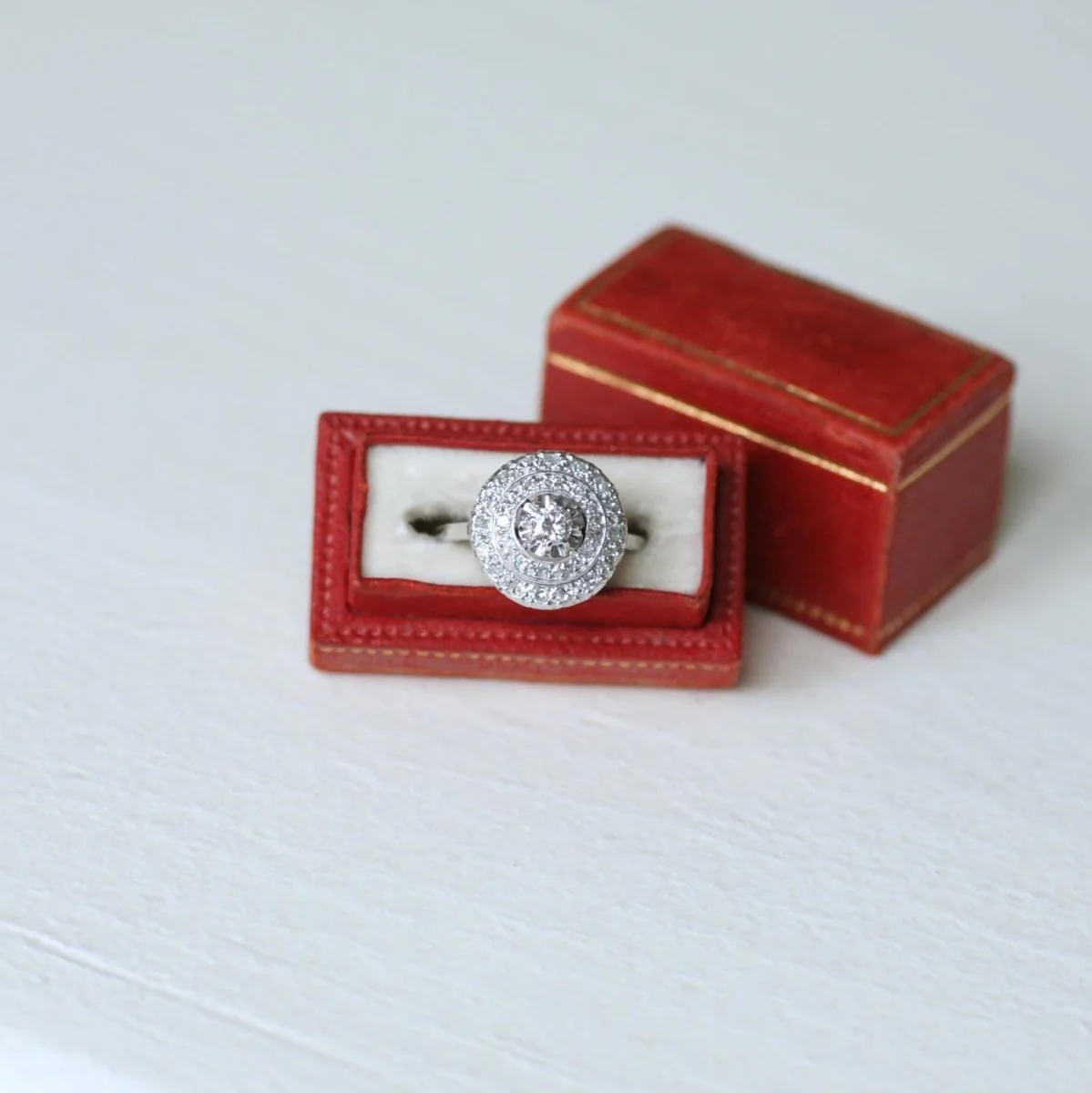 Bague en or blanc, platine, et diamants - Image 10
