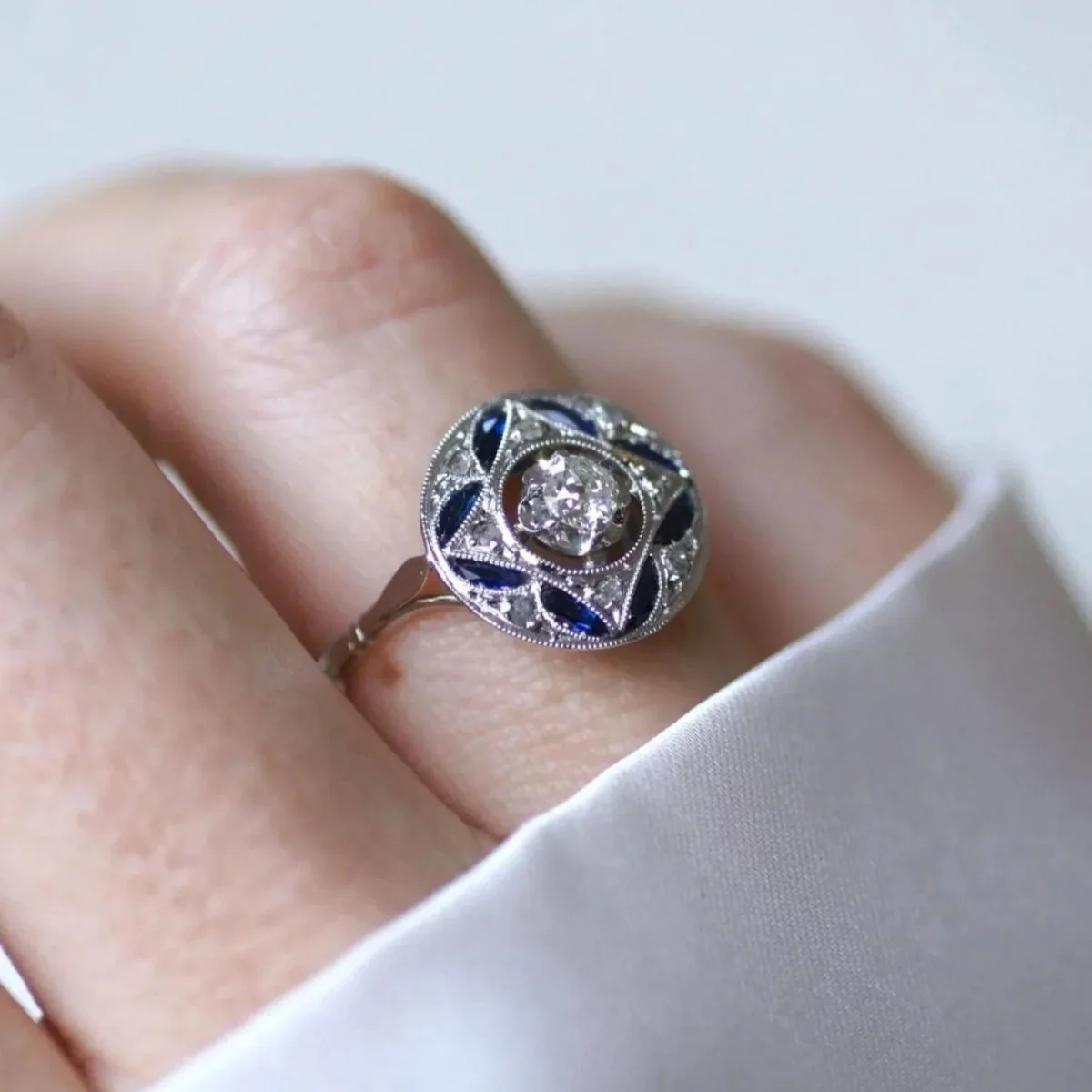 Bague Entourage or blanc, platine, saphirs et diamants - Image 2