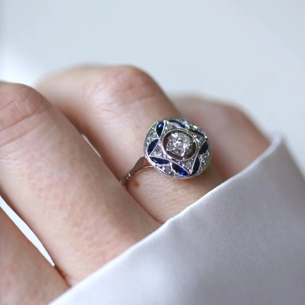 Bague Entourage en or blanc, platine, saphirs et diamants - Image 2