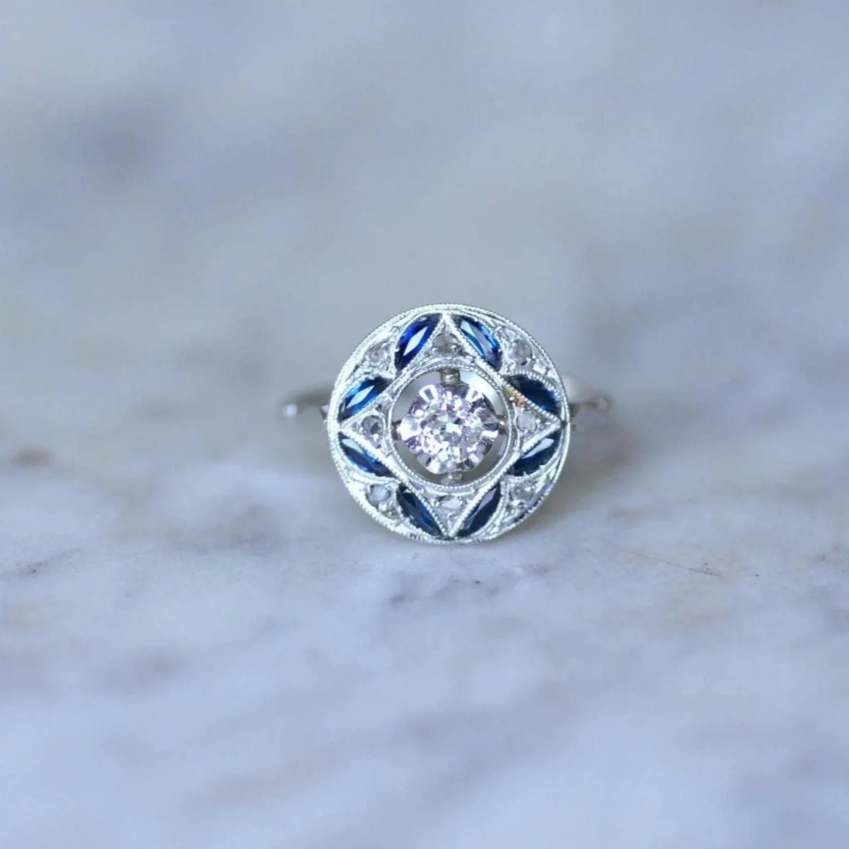 Bague Entourage en or blanc, platine, saphirs et diamants - Image 4