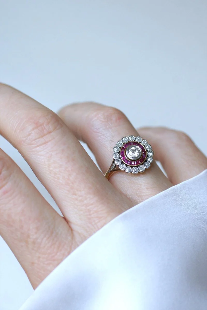 Bague Cible Belle Epoque Diamants et Rubis Calibrés - Image 2