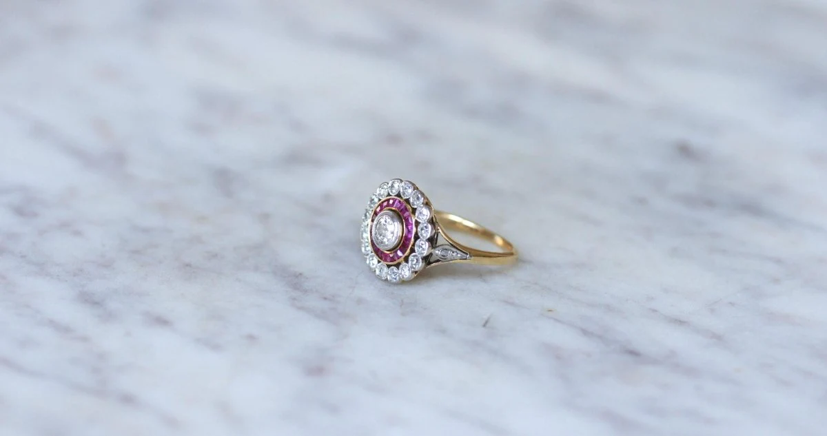Bague Cible Belle Epoque Diamants et Rubis Calibrés - Image 3