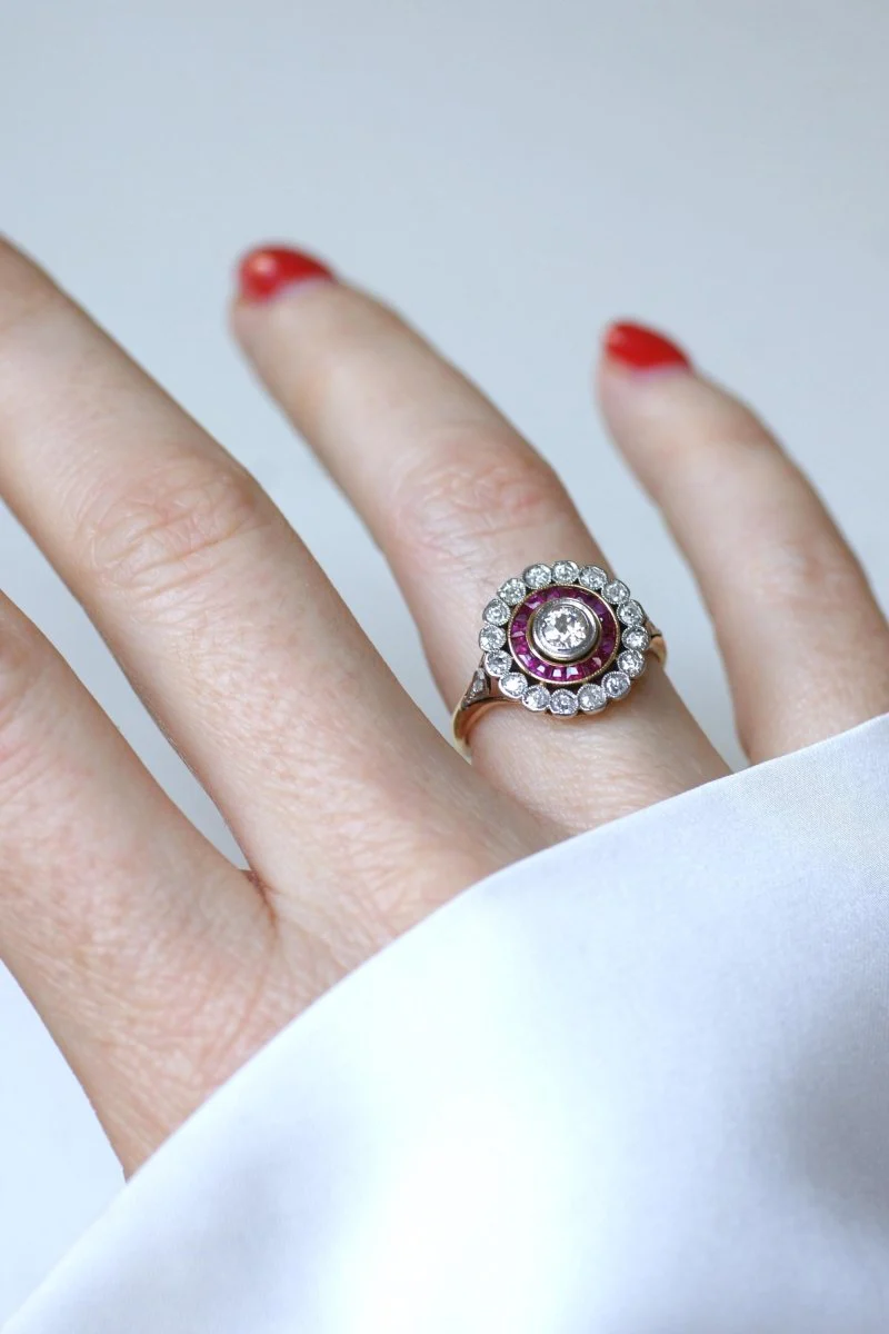 Bague Cible Belle Epoque Diamants et Rubis Calibrés - Image 4