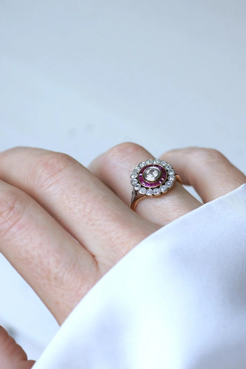 Bague Cible Belle Epoque Diamants et Rubis Calibrés - Image 7