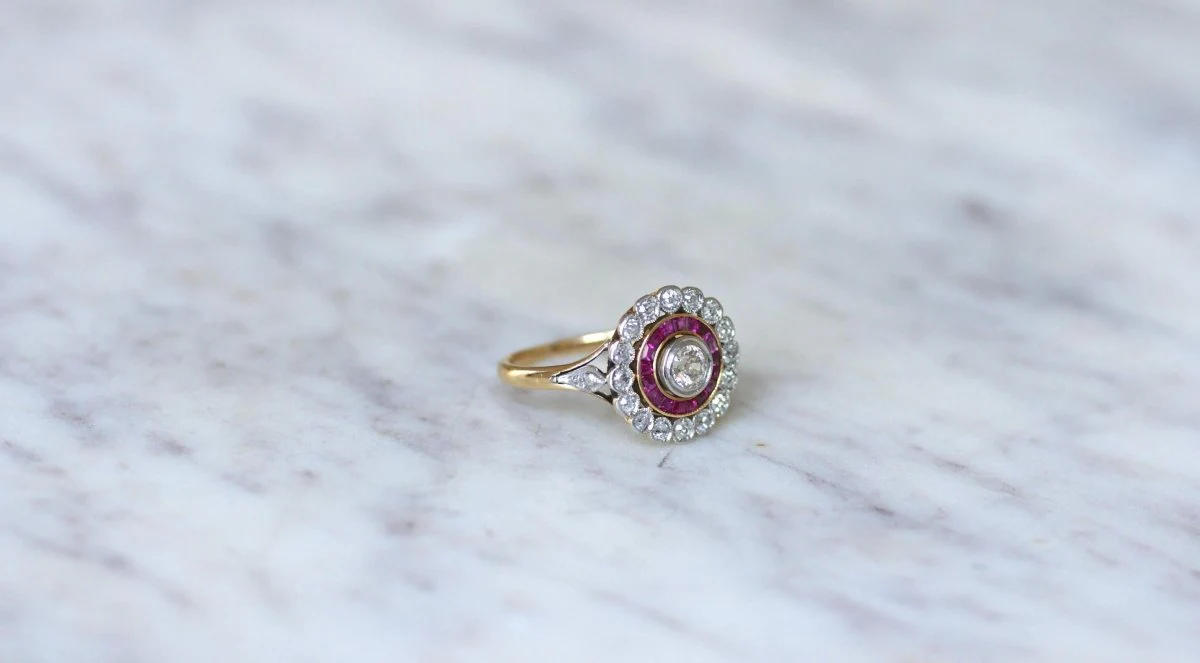 Bague Cible Belle Epoque Diamants et Rubis Calibrés - Image 8