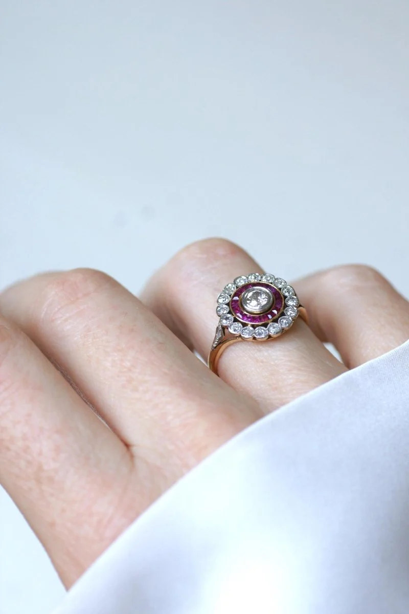 Bague Cible Belle Epoque Diamants et Rubis Calibrés - Image 9