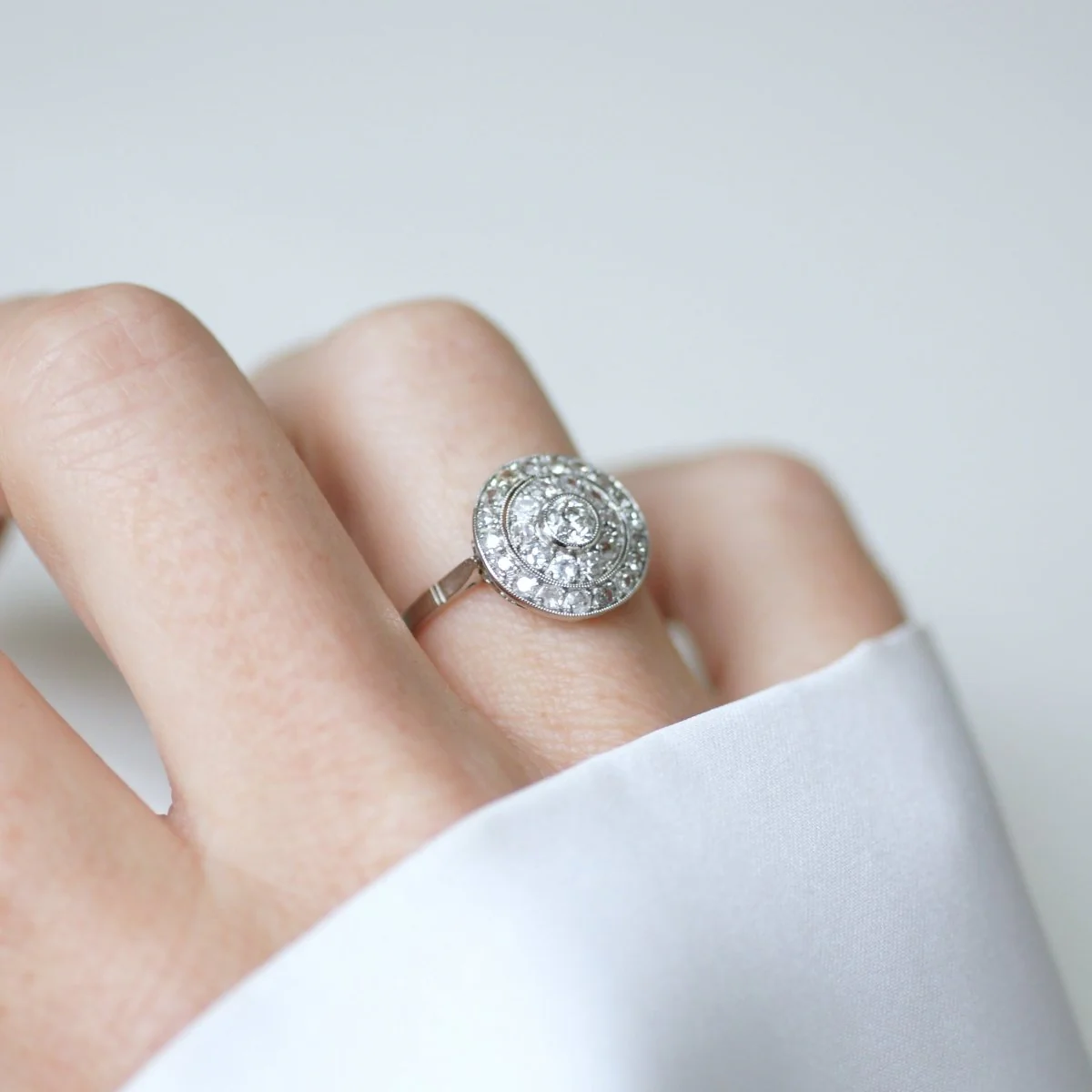 Bague Entourage en platine et diamants - Image 2