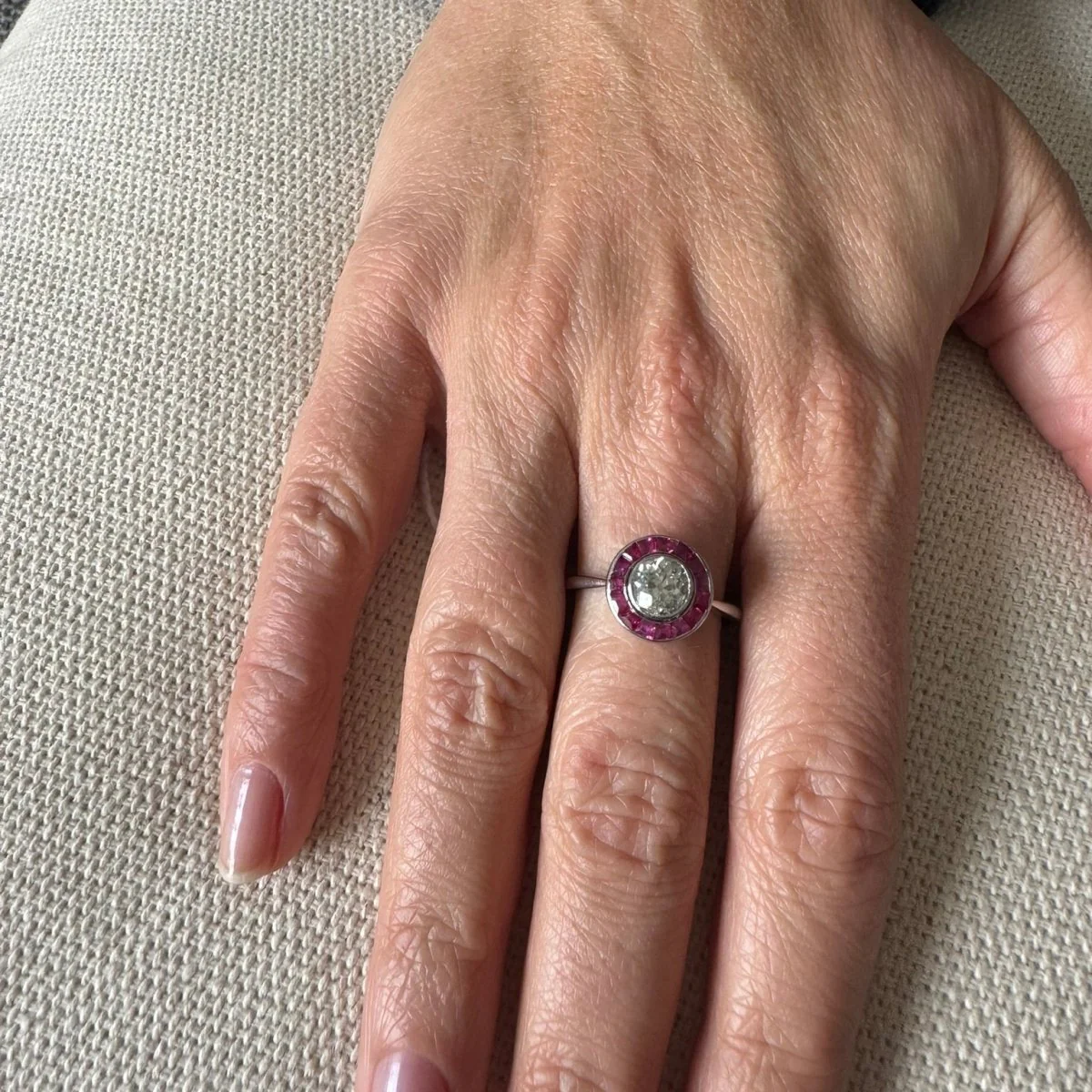 Bague Cible en platine, rubis, et diamants - Image 21