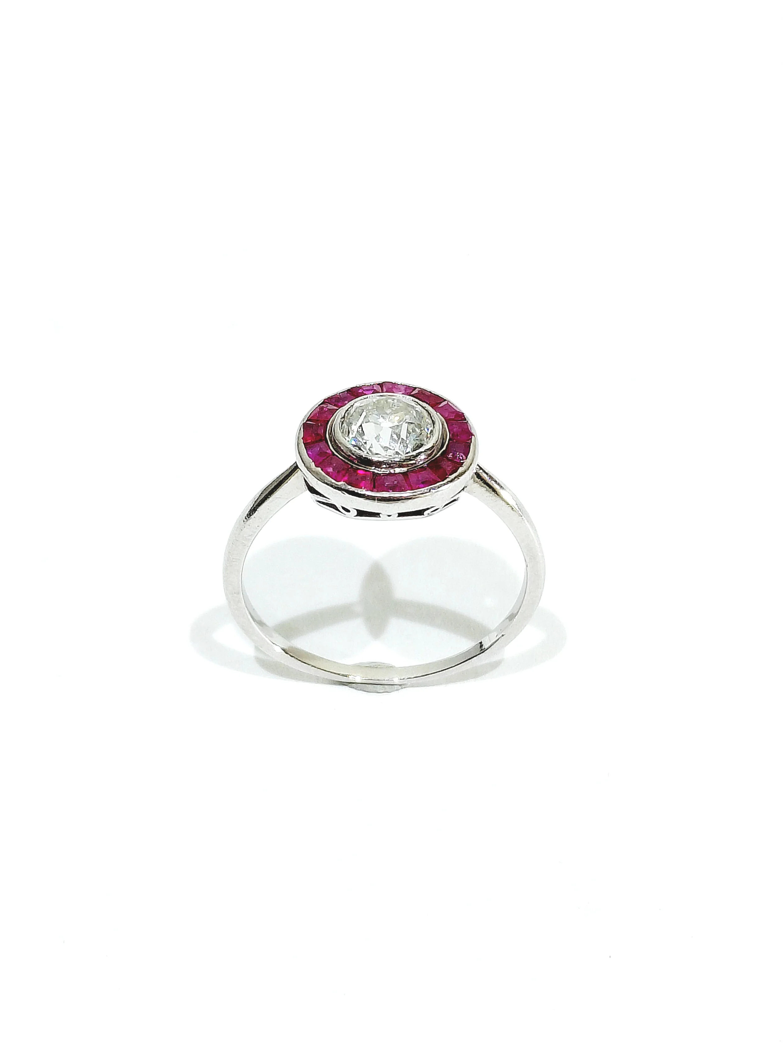 Bague Cible en platine, rubis, et diamants - Image 8