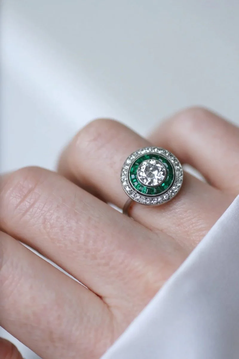 Bague cible halo diamant et émeraudes calibrées - Image 6