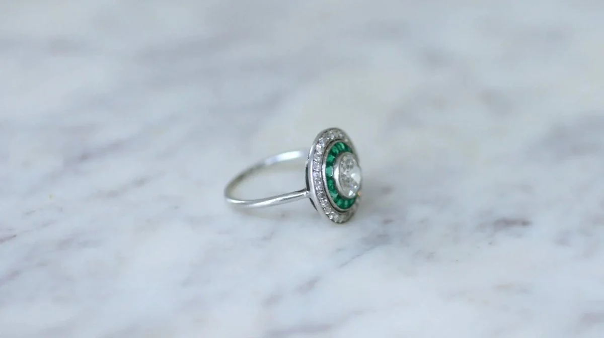 Bague cible halo diamant et émeraudes calibrées - Image 9