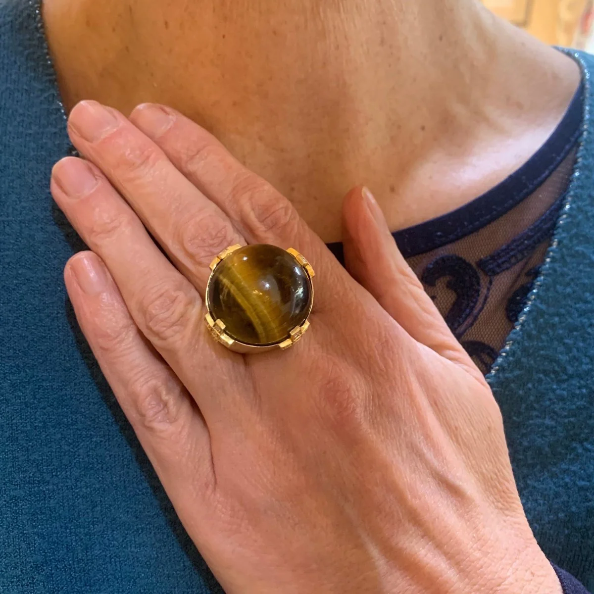 Bague Cocktail C.ESCHER en or jaune, oeil de tigre et diamants - Image 2