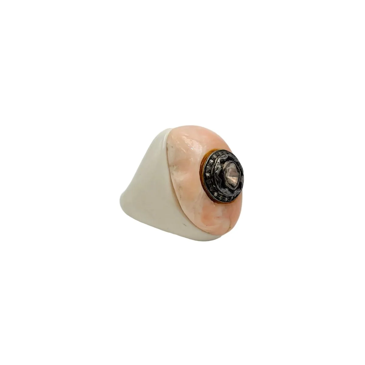 Bague Cocktail en résine, corail et diamants - Image 3
