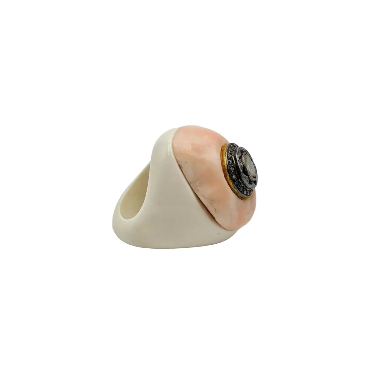 Bague Cocktail en résine, corail et diamants - Image 4