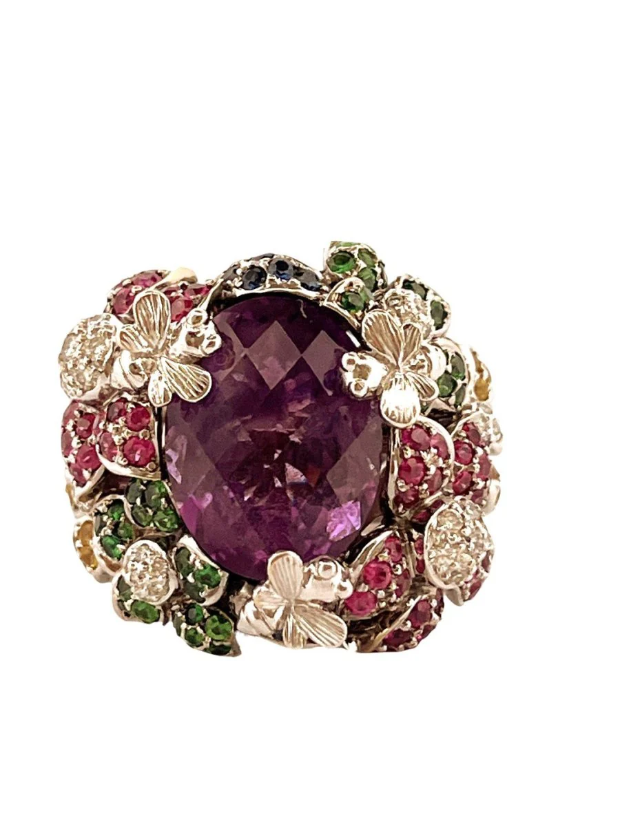 Bague Cocktail en or blanc et en améthyste, rubis, grenats verts et diamants