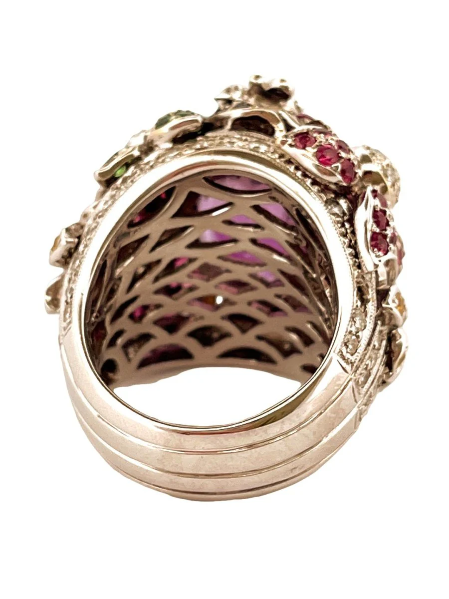 Bague Cocktail en or blanc et en améthyste, rubis, grenats verts et diamants - Image 3