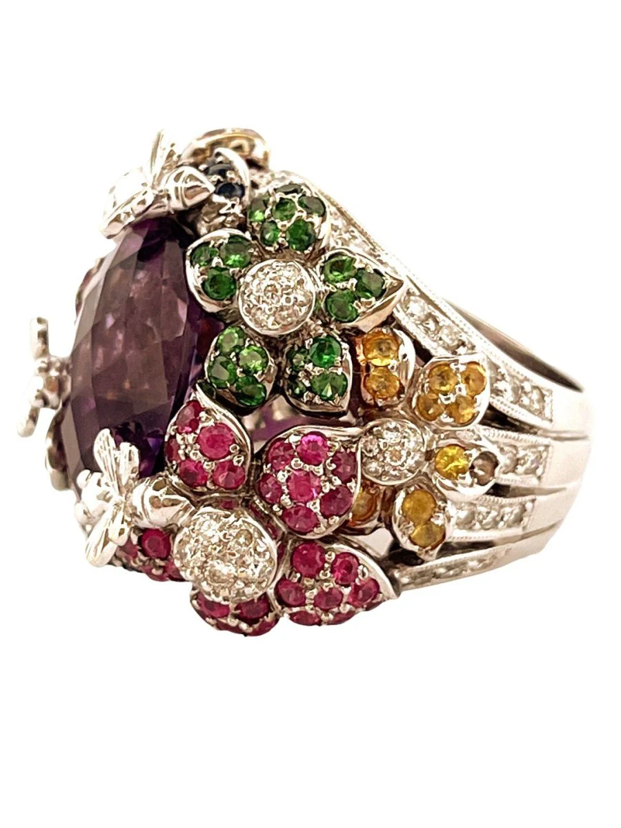 Bague Cocktail en or blanc et en améthyste, rubis, grenats verts et diamants - Image 4