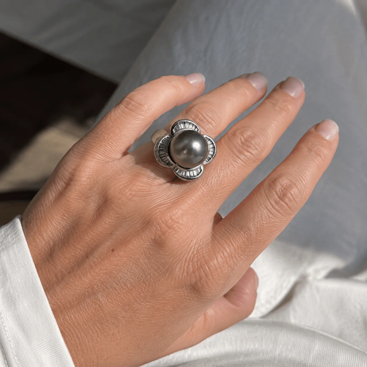 Bague Cocktail en or blanc, perle et diamants - Image 2