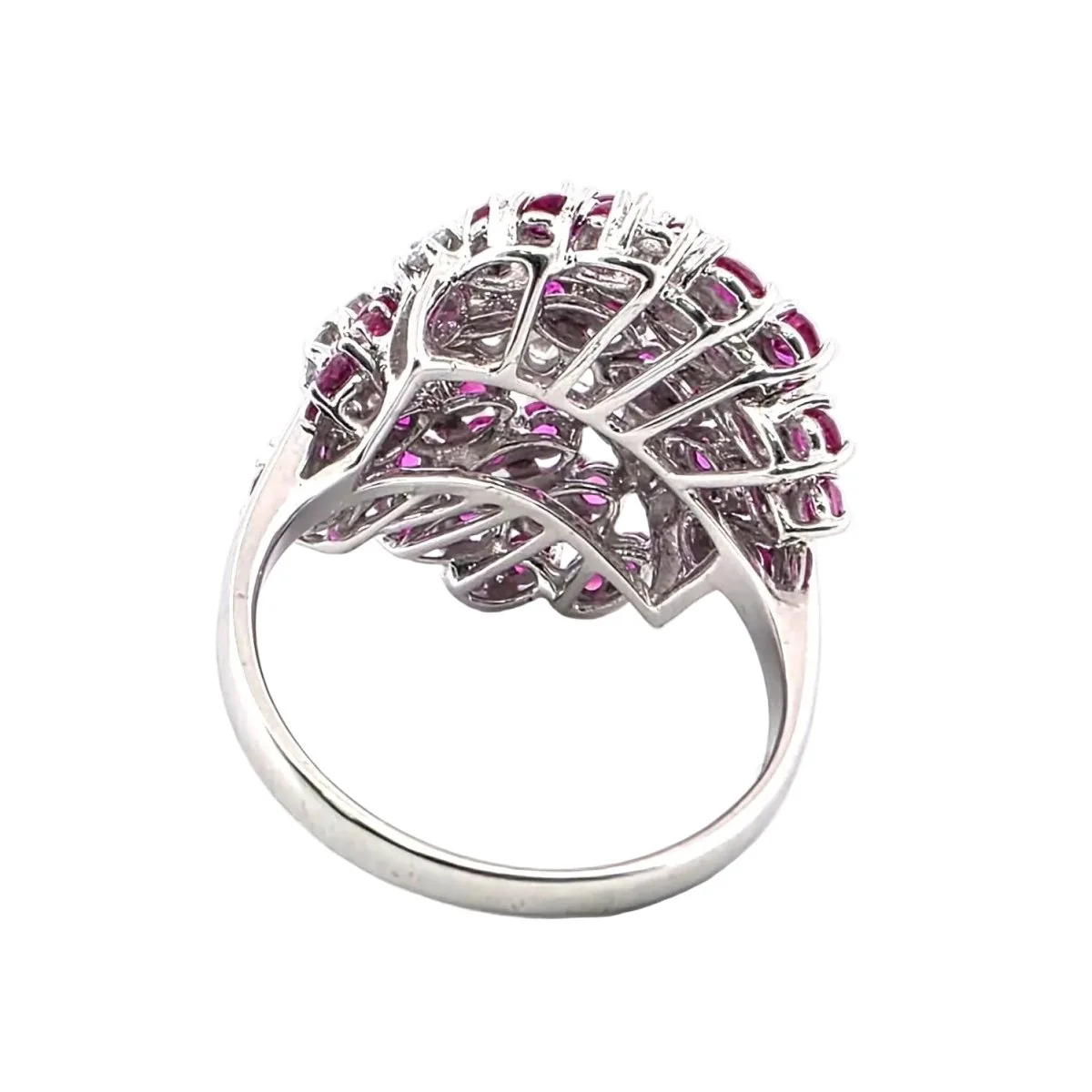 Bague Cocktail en or blanc, rubis et diamants - Image 4