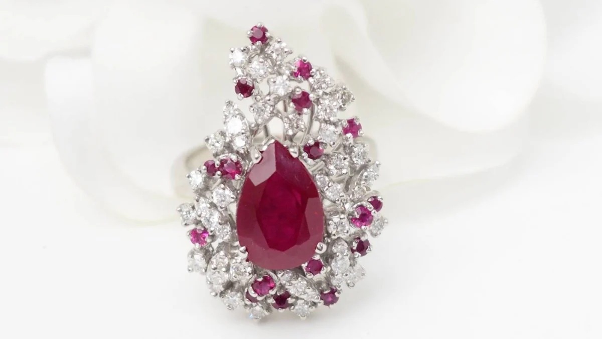 Bague cocktail en or blanc, rubis et diamants