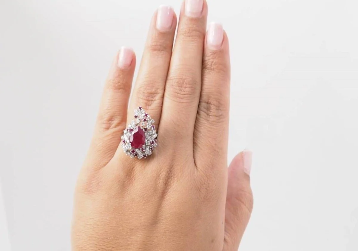 Bague cocktail en or blanc, rubis et diamants - Image 2