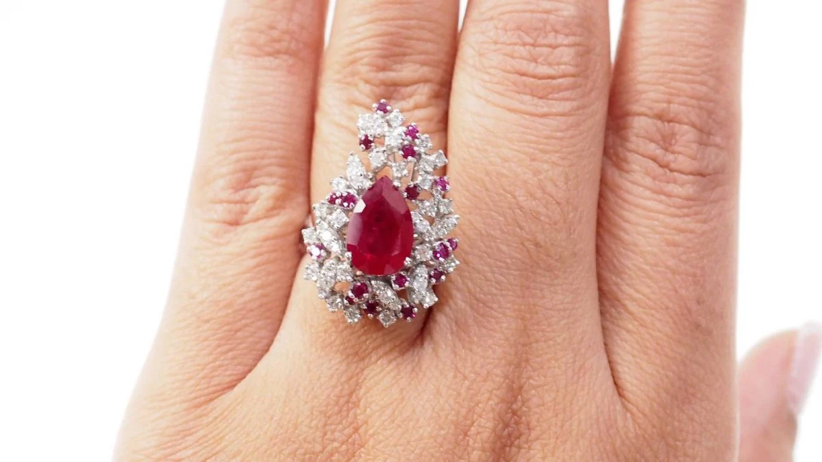 Bague cocktail en or blanc, rubis et diamants - Image 5
