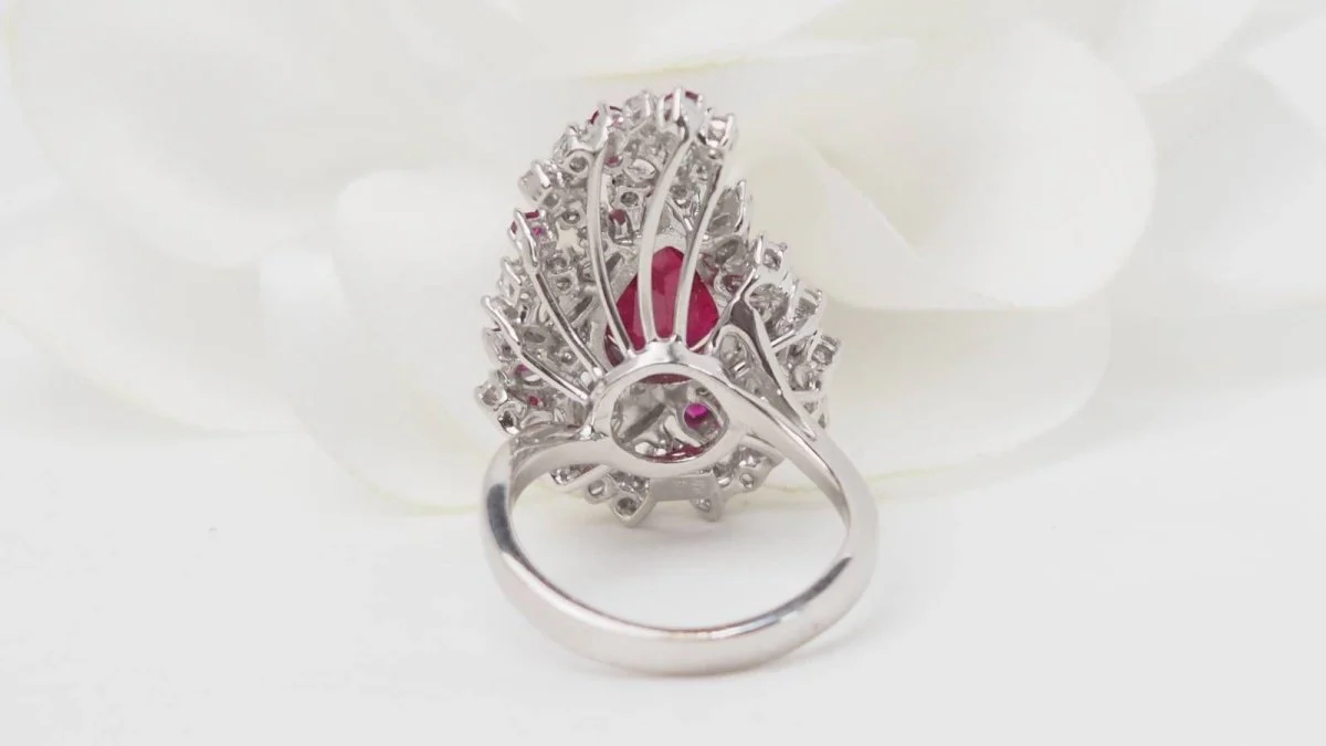 Bague cocktail en or blanc, rubis et diamants - Image 6