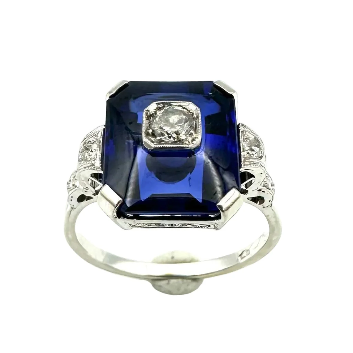 Bague Cocktail en or blanc, saphir et diamants - Image 2