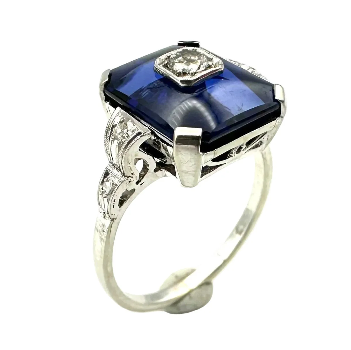 Bague Cocktail en or blanc, saphir et diamants - Image 4