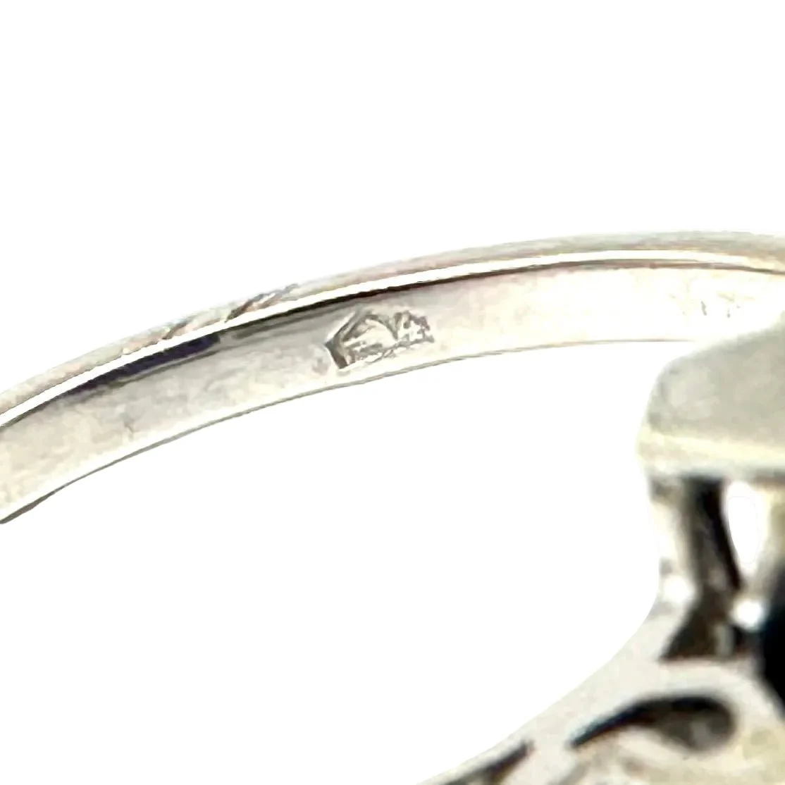 Bague Cocktail en or blanc, saphir et diamants - Image 7