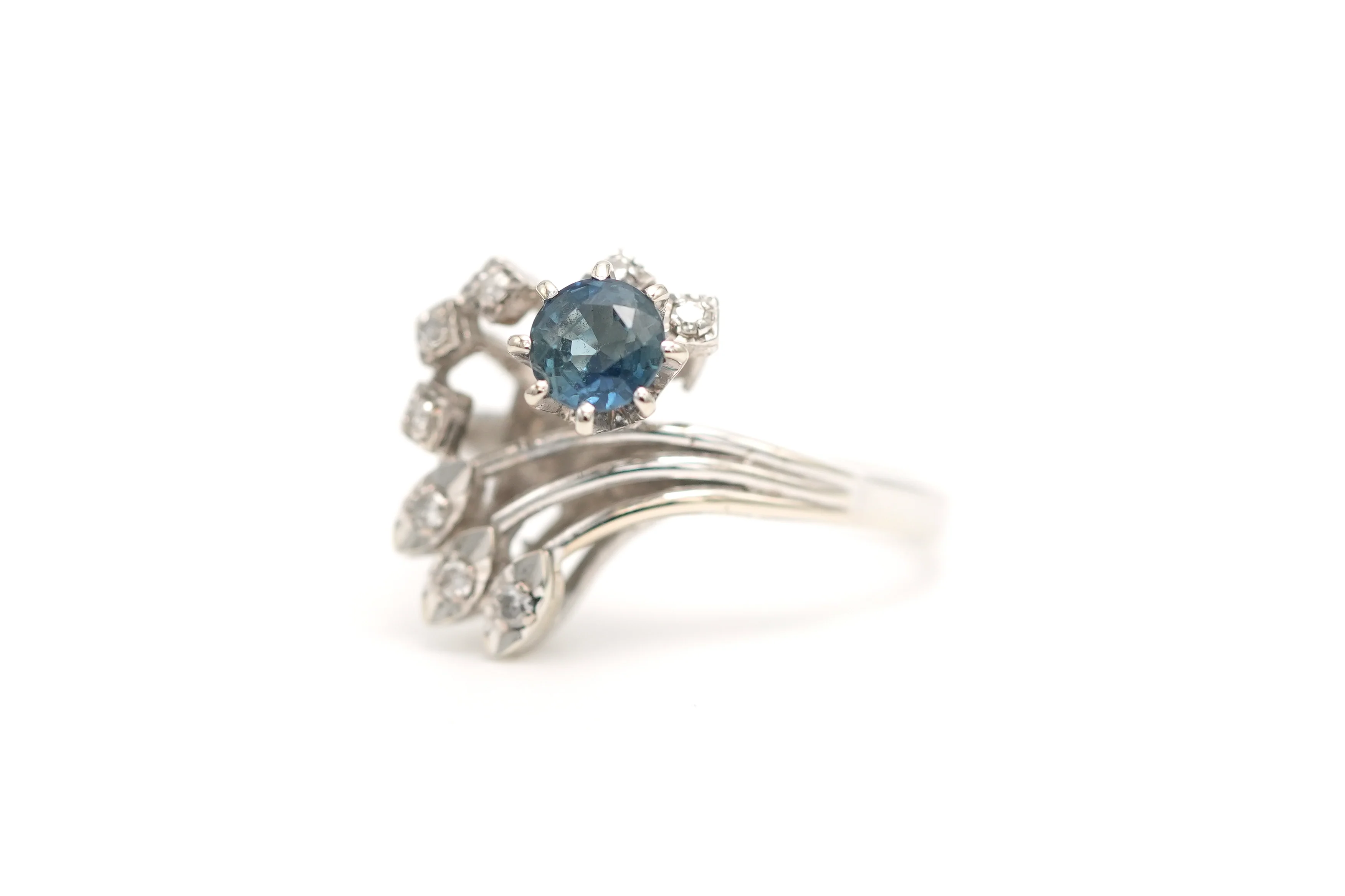 Bague Cocktail en or blanc, saphir et diamants - Image 2
