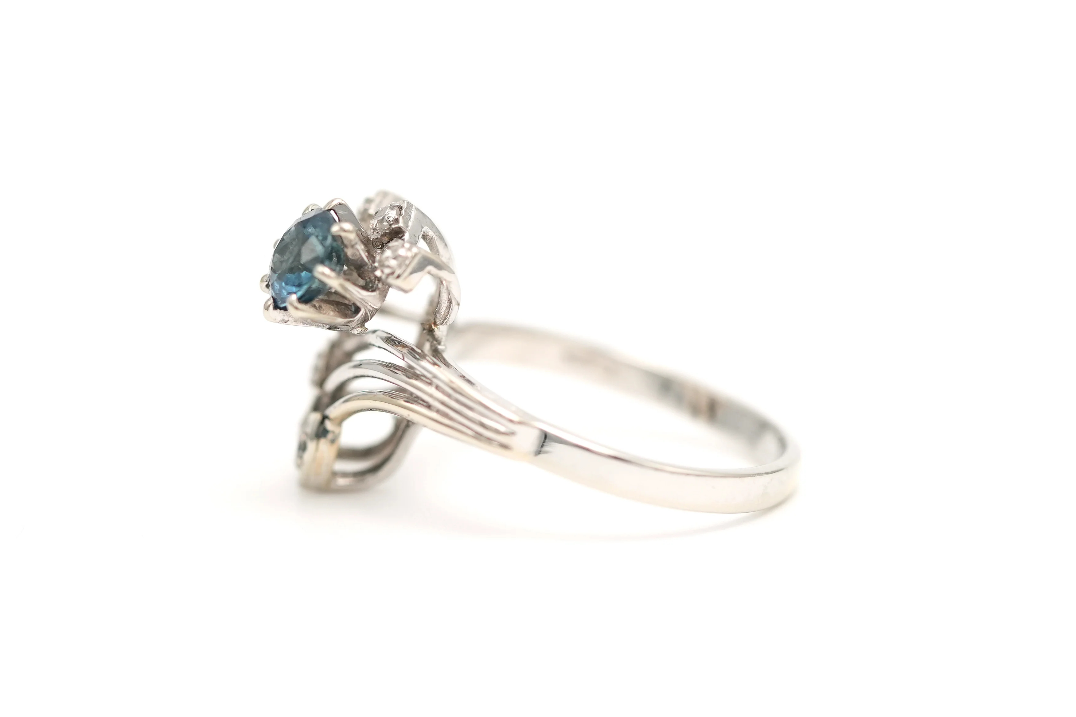 Bague Cocktail en or blanc, saphir et diamants - Image 3