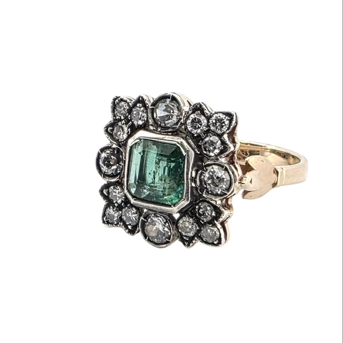 Bague Cocktail en or jaune, argent, émeraude et diamants - Image 2