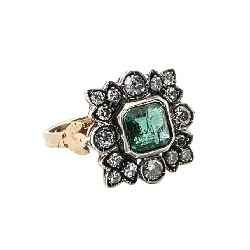 Bague Cocktail en or jaune, argent, émeraude et diamants - Image 5