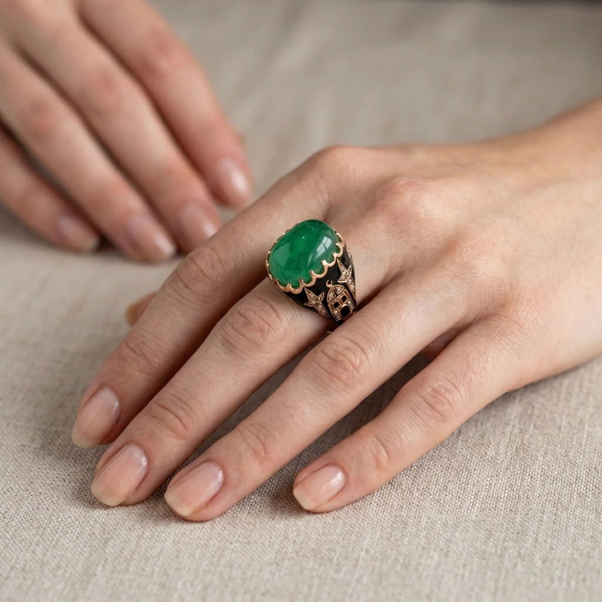 Bague Cocktail en or jaune, émail, émeraude et diamants - Image 2