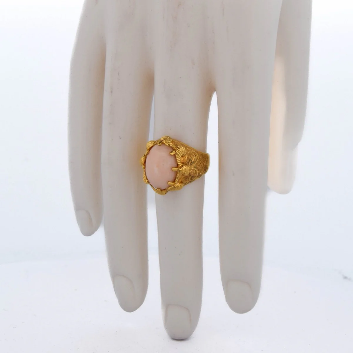 Bague Cocktail en or jaune et corail - Image 2