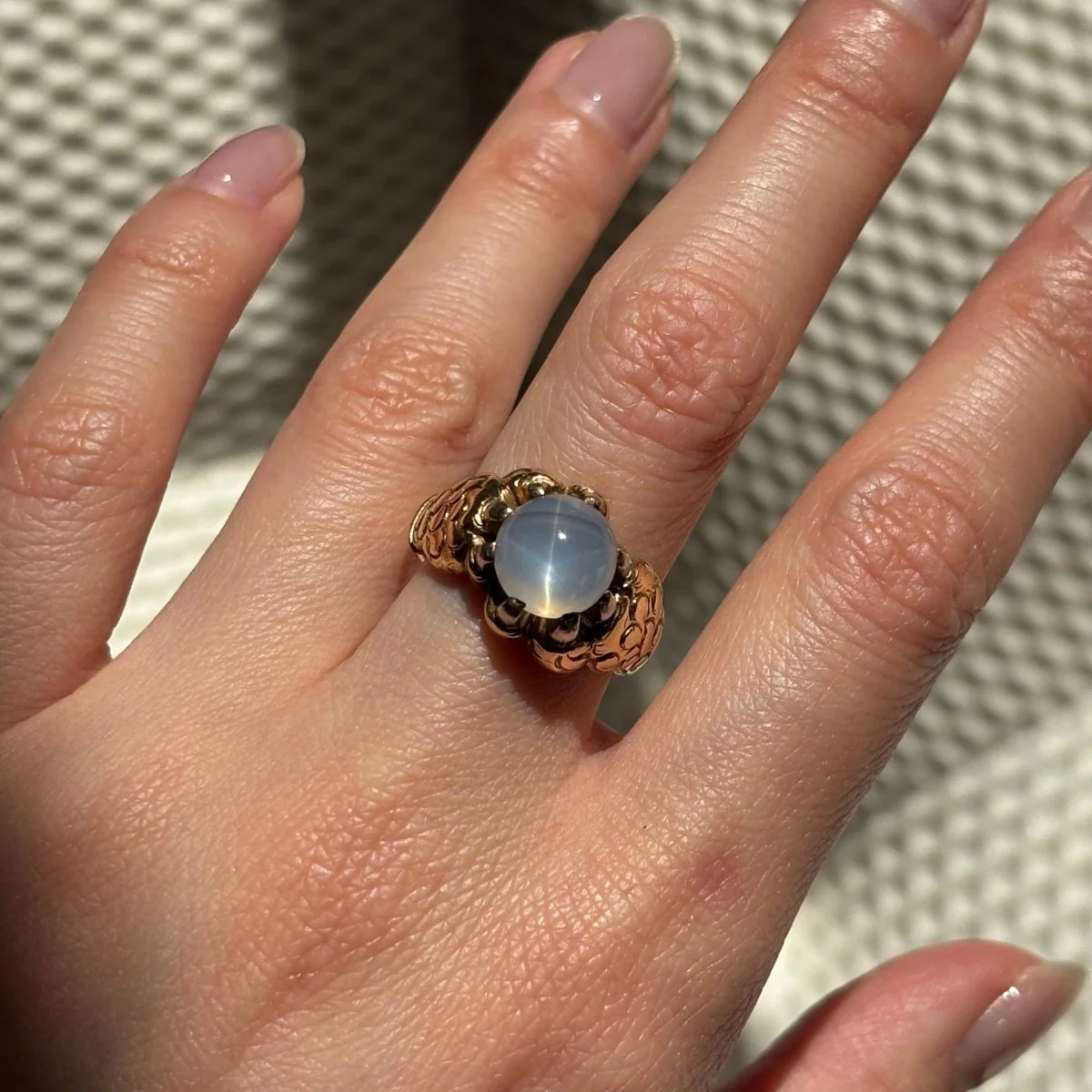 Bague Cocktail en or jaune et saphir - Image 2