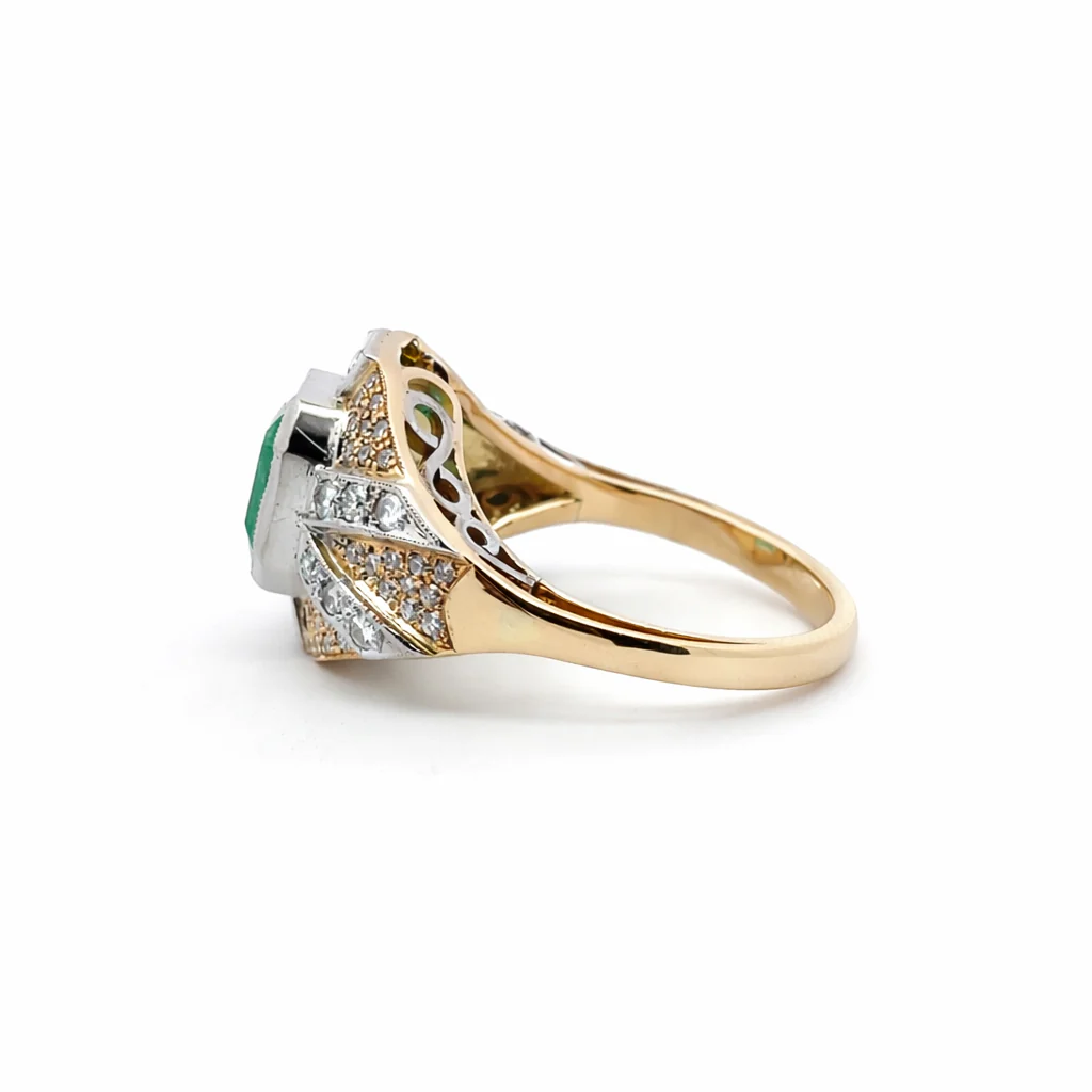 Bague Cocktail en or jaune, or blanc, émeraude et diamants - Image 3