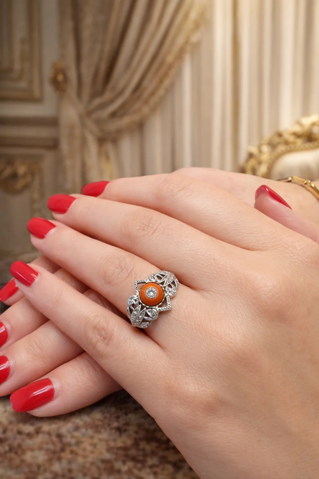 Bague Cocktail en or jaune, or blanc, platine, corail et diamants - Image 2