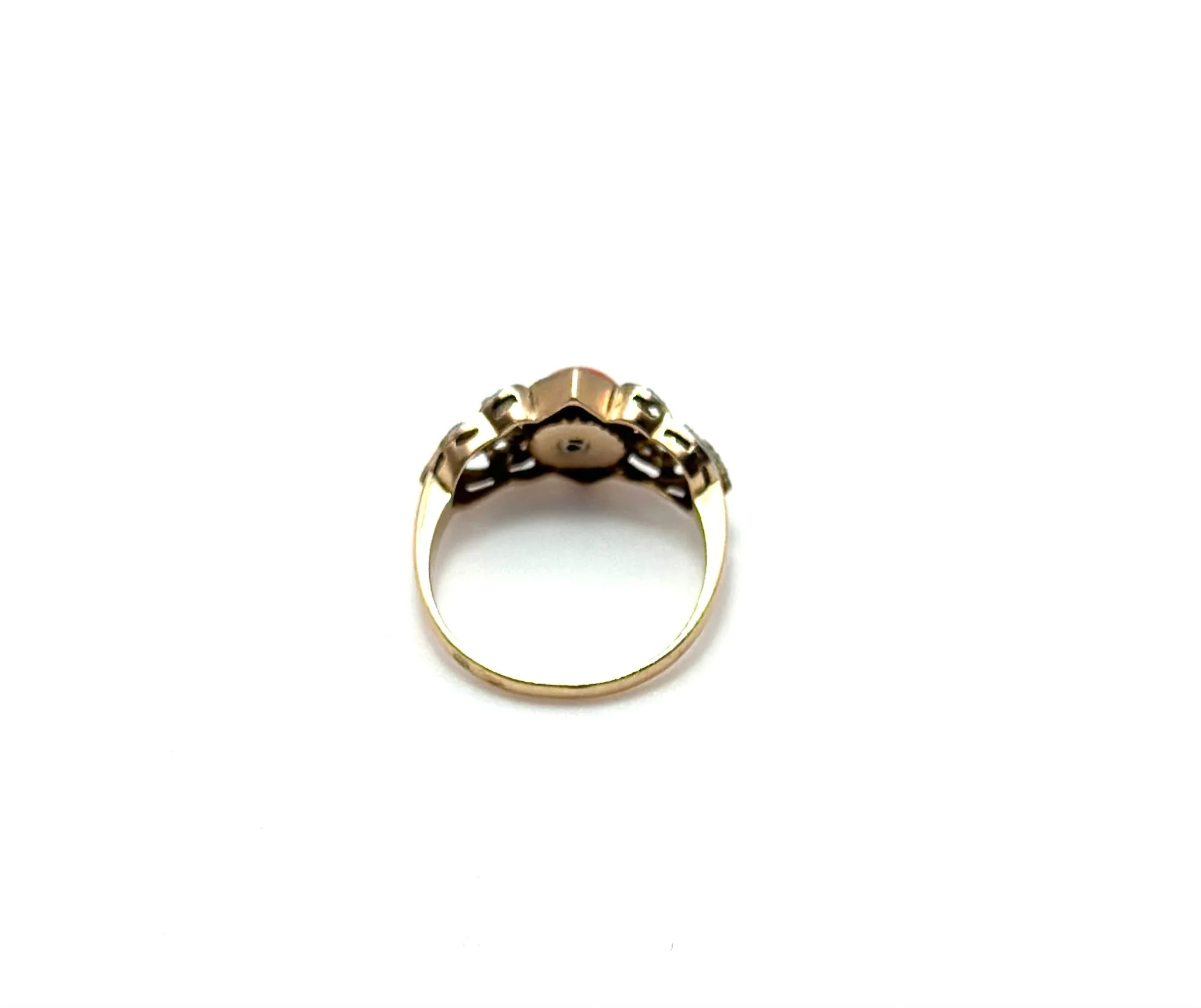 Bague Cocktail en or jaune, or blanc, platine, corail et diamants - Image 4