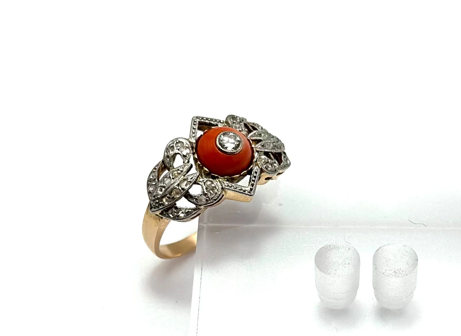 Bague Cocktail en or jaune, or blanc, platine, corail et diamants - Image 5