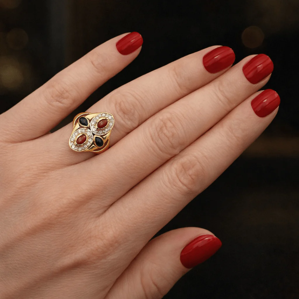 Bague Cocktail en or jaune, or blanc, rubis, saphirs et diamants - Image 2