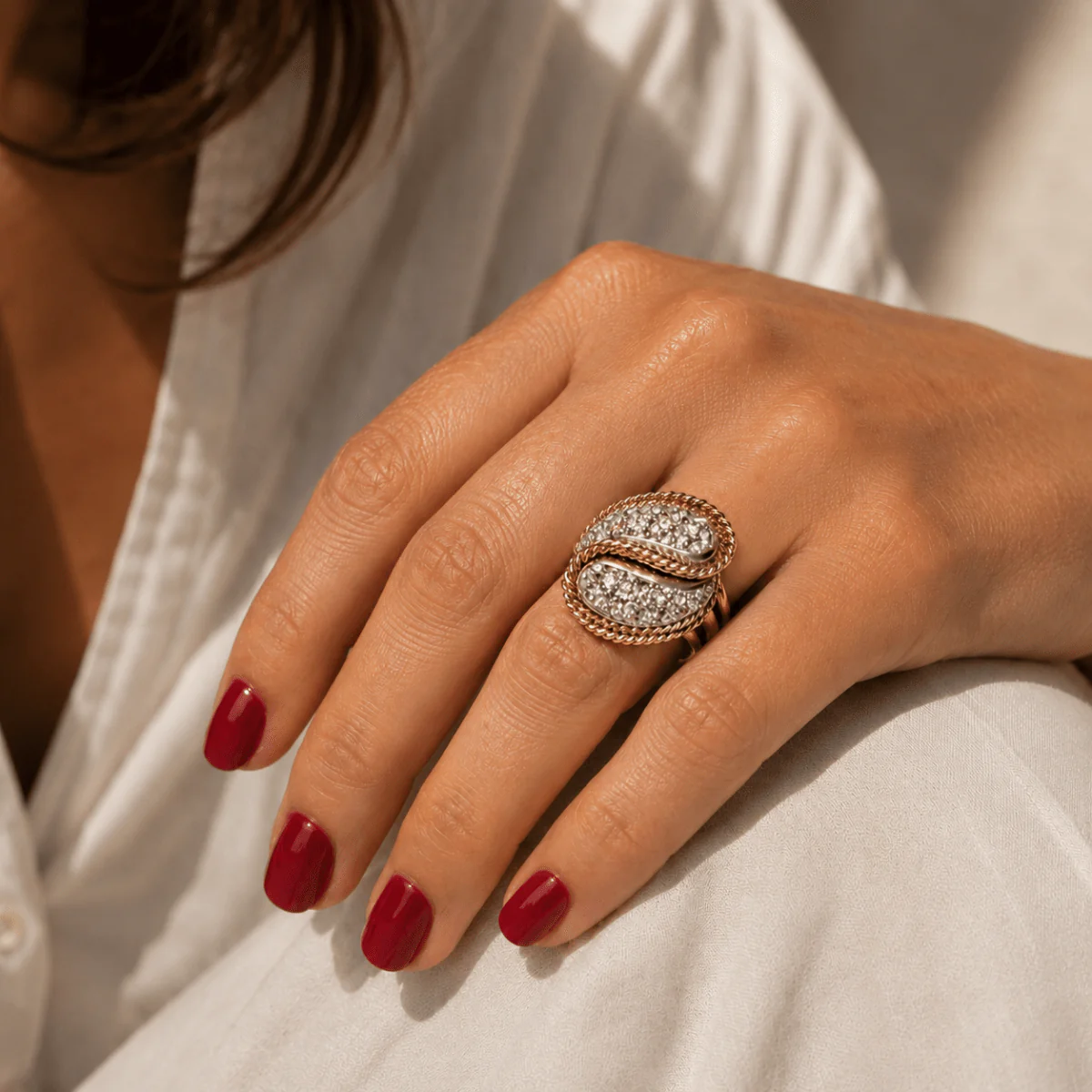 Bague Cocktail en or jaune, platine et diamants - Image 2