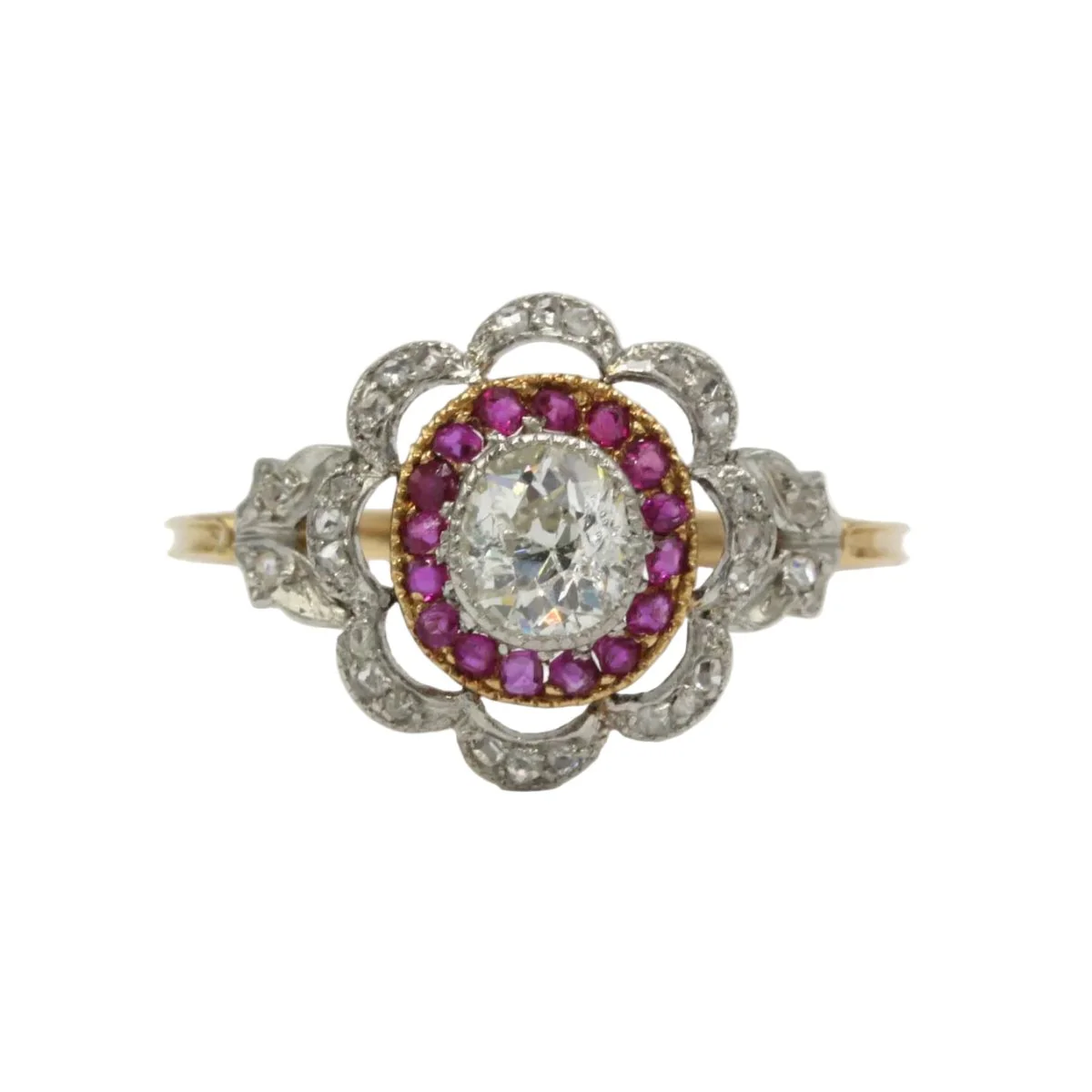 Bague Cocktail en or jaune, platine, rubis et diamants