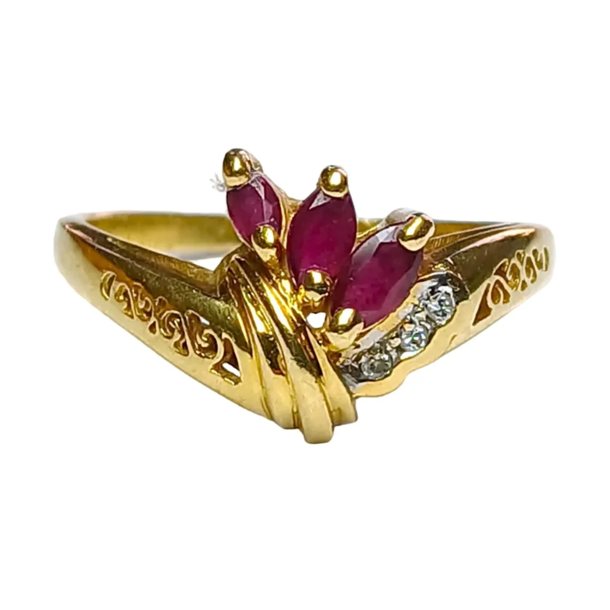 Bague Cocktail en or jaune, rubis et diamants