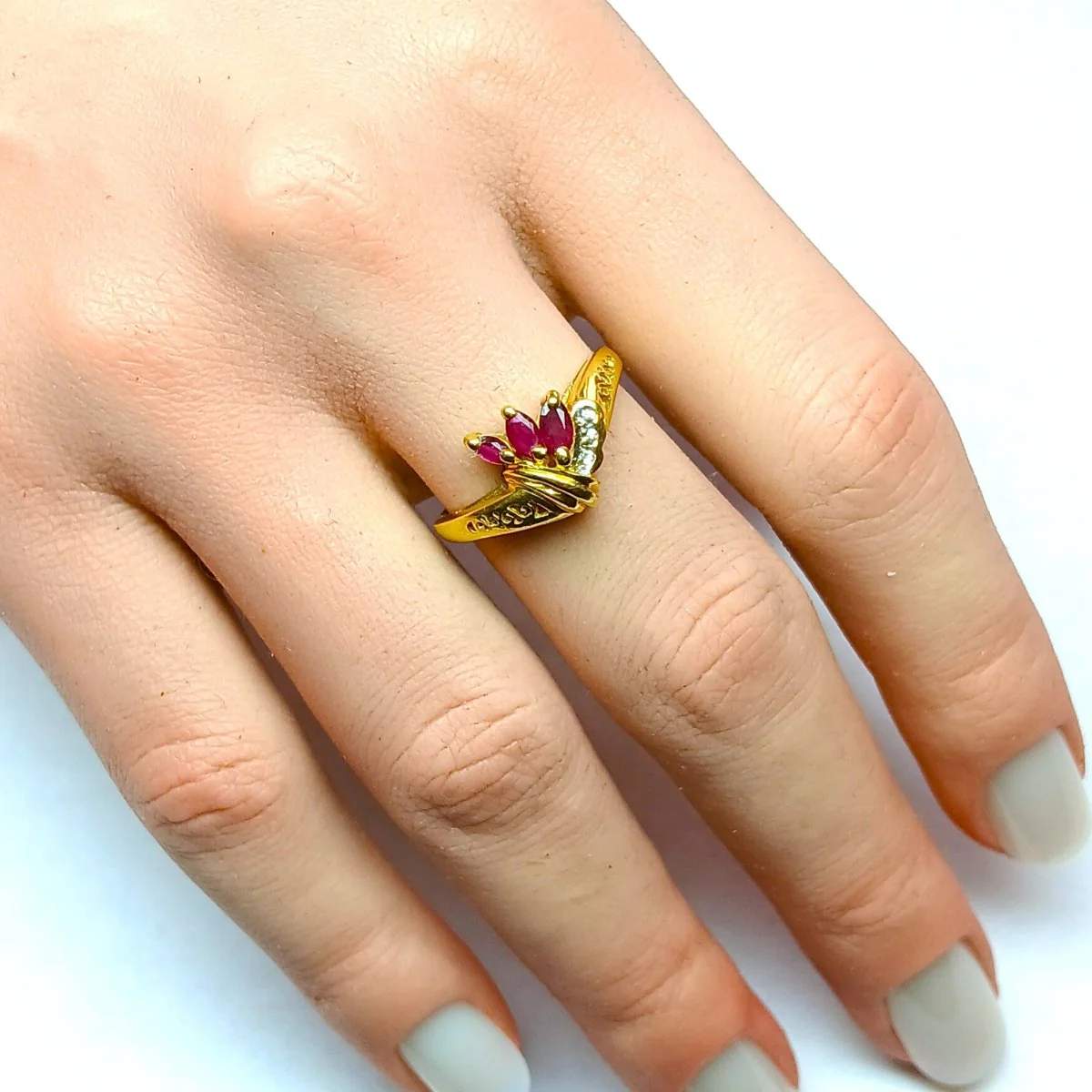 Bague Cocktail en or jaune, rubis et diamants - Image 2