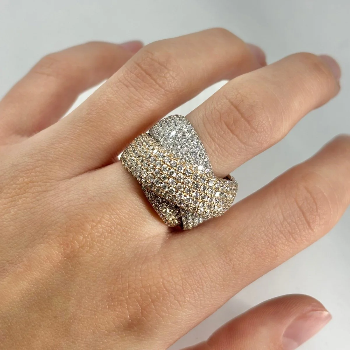 Bague Cocktail en or rose et diamants - Image 2