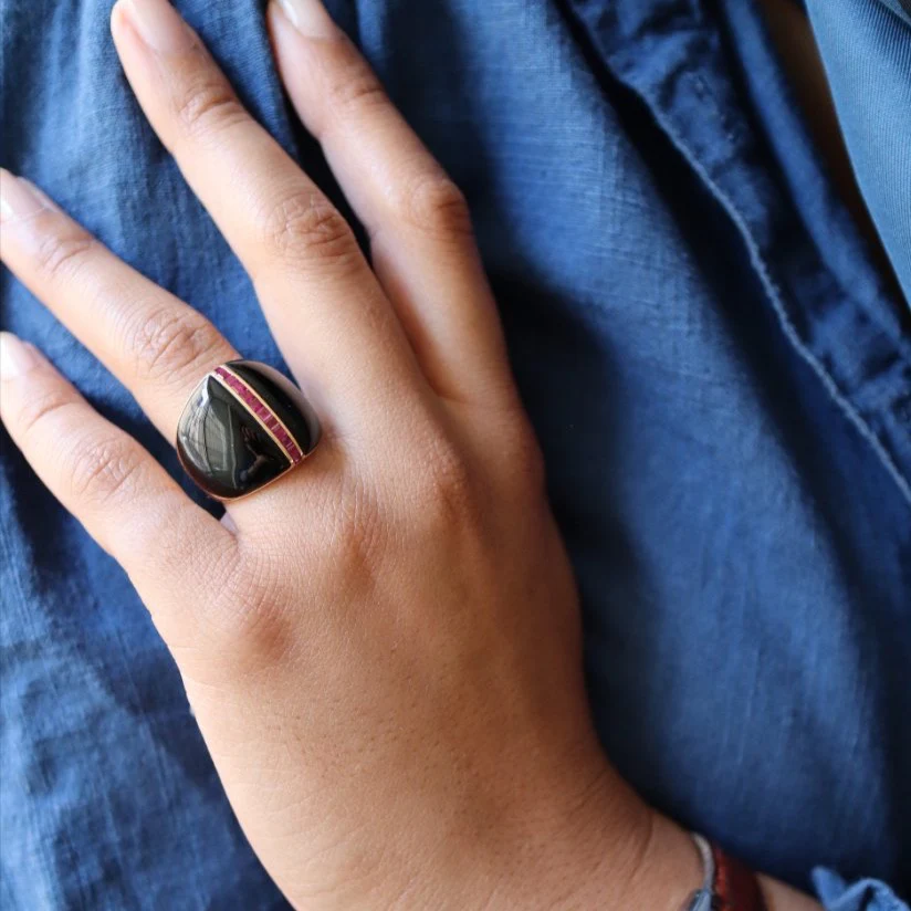 Bague cocktail en or rose, onyx et rubis - Image 2