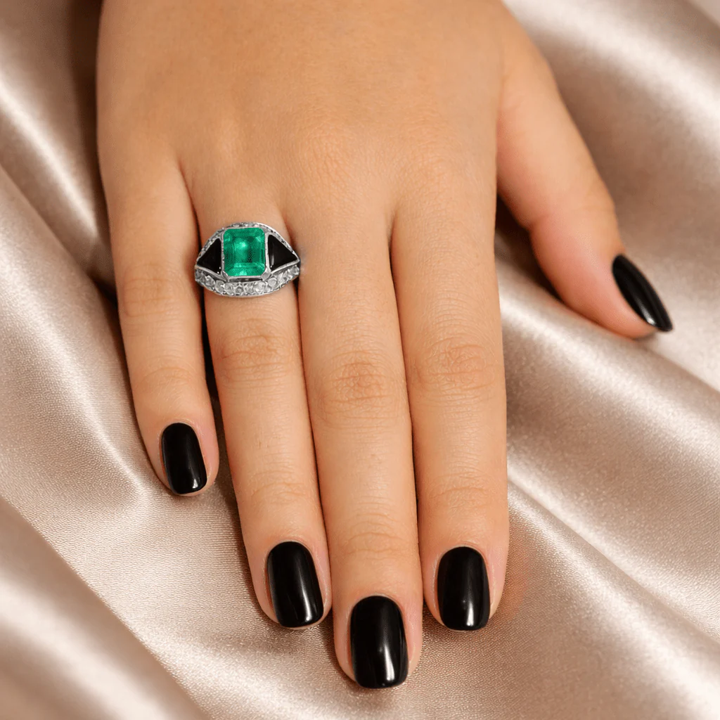Bague Cocktail en platine, onyx, émeraude et diamants - Image 2